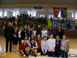 Nenehatun Kız Lisesi yarı finalde